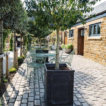 The George Inn Barford St Michael Eksteriør billede The courtyard at The Old Post Office