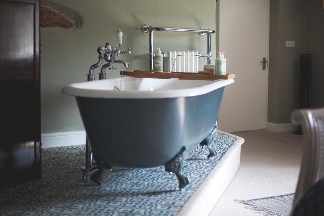The George Inn Barford St Michael Eksteriør billede A freestanding bathtub