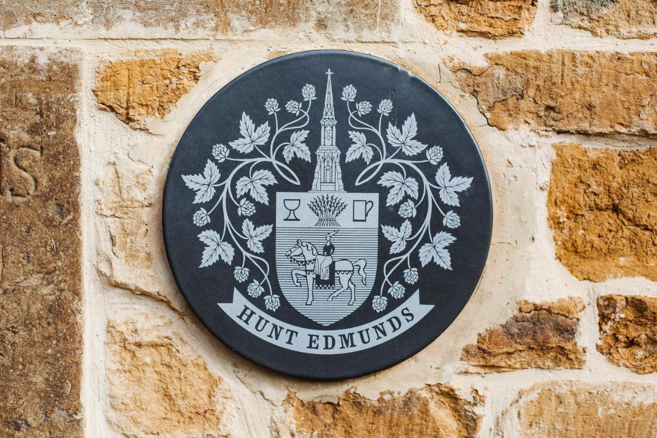 The George Inn Barford St Michael Eksteriør billede Hunt Edmunds' coat of arms