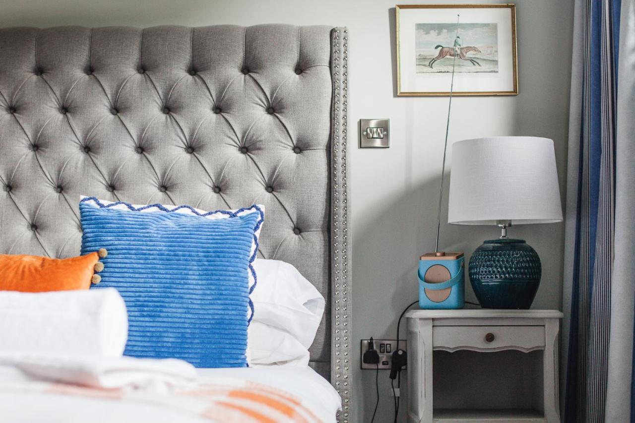 The George Inn Barford St Michael Eksteriør billede A bedroom with a bedside table