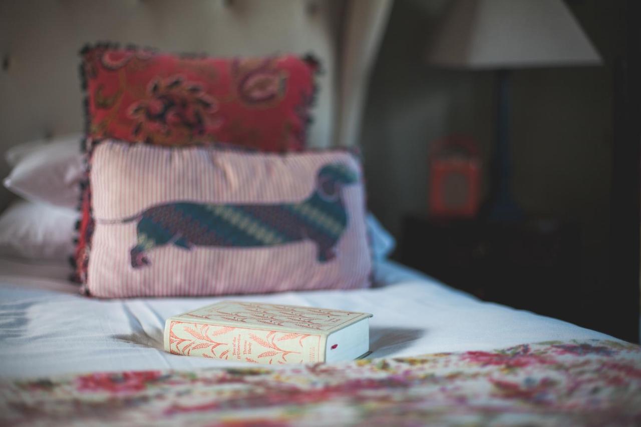 The George Inn Barford St Michael Eksteriør billede A book on a bed