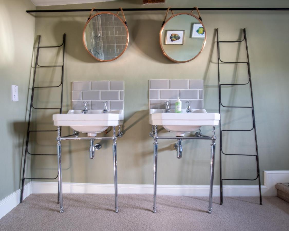 The George Inn Barford St Michael Eksteriør billede A pair of decorative metal ladders