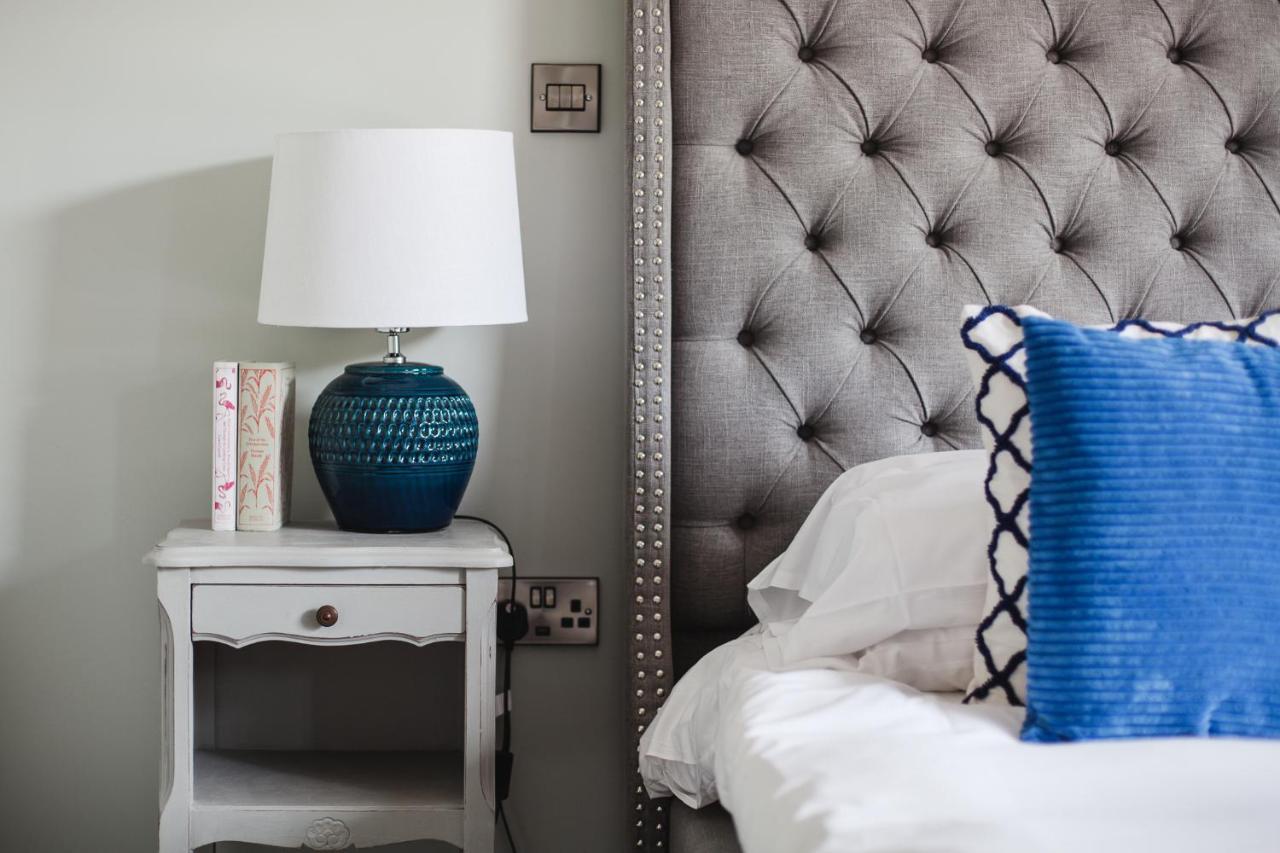 The George Inn Barford St Michael Eksteriør billede A bedside table