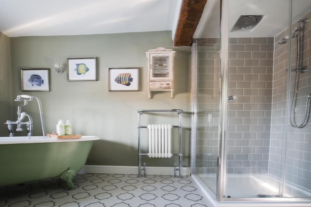 The George Inn Barford St Michael Eksteriør billede A shower enclosure
