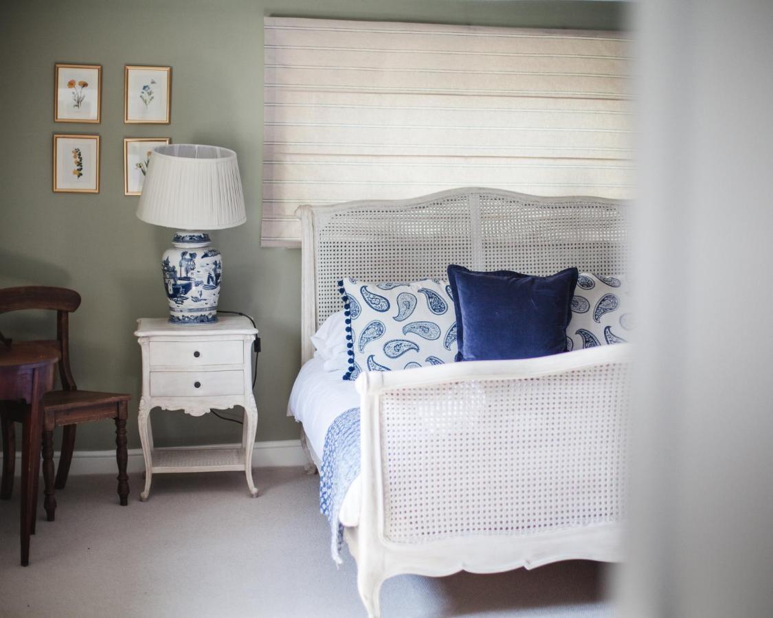 The George Inn Barford St Michael Eksteriør billede A bedroom with a blue and white color scheme