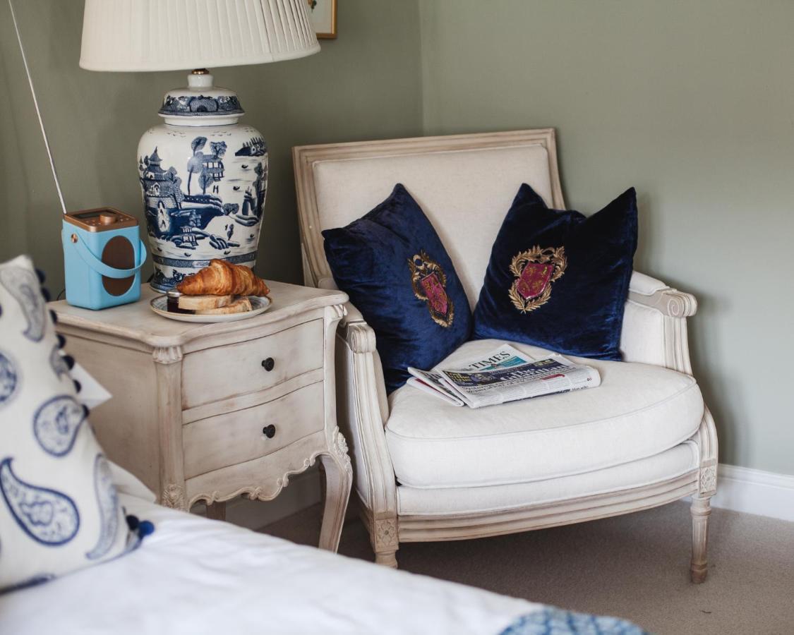 The George Inn Barford St Michael Eksteriør billede A blue and white room