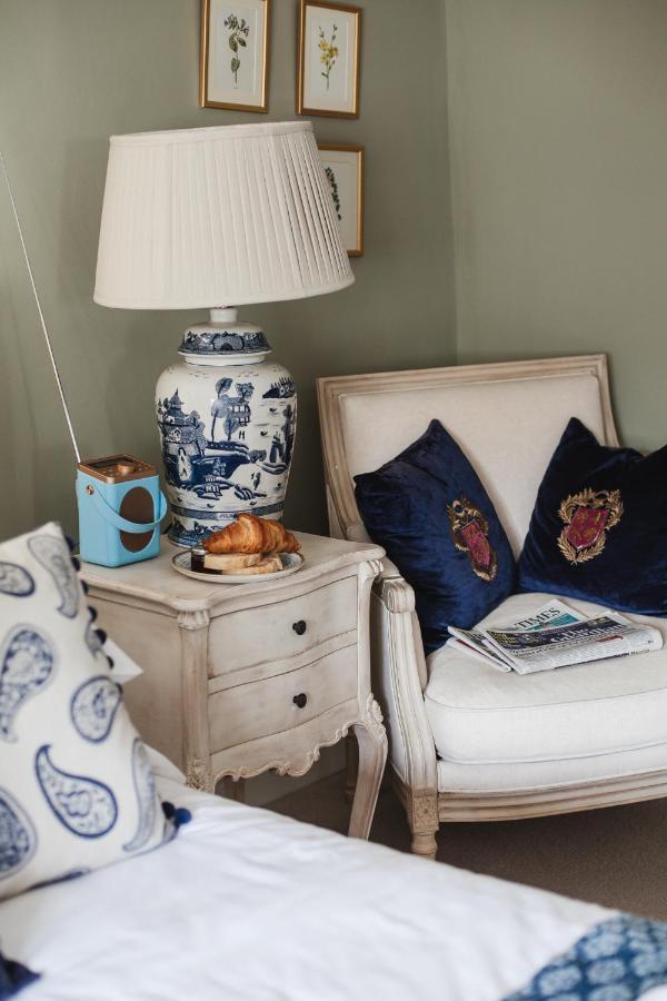 The George Inn Barford St Michael Eksteriør billede A blue and white ginger jar