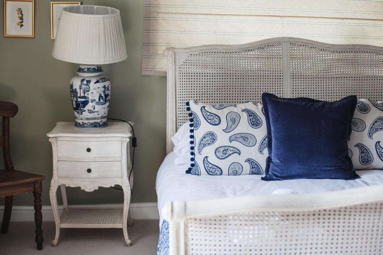 The George Inn Barford St Michael Eksteriør billede A blue and white bedroom