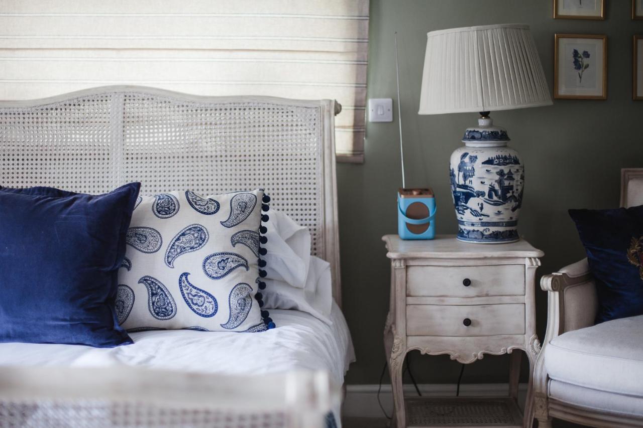 The George Inn Barford St Michael Eksteriør billede A bedroom with a blue and white colour scheme