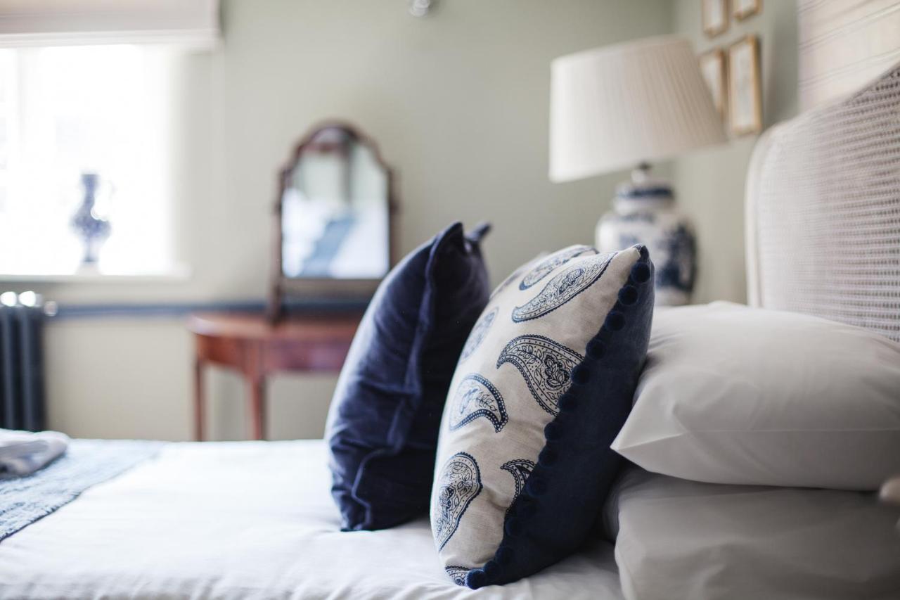 The George Inn Barford St Michael Eksteriør billede A bed with cushions