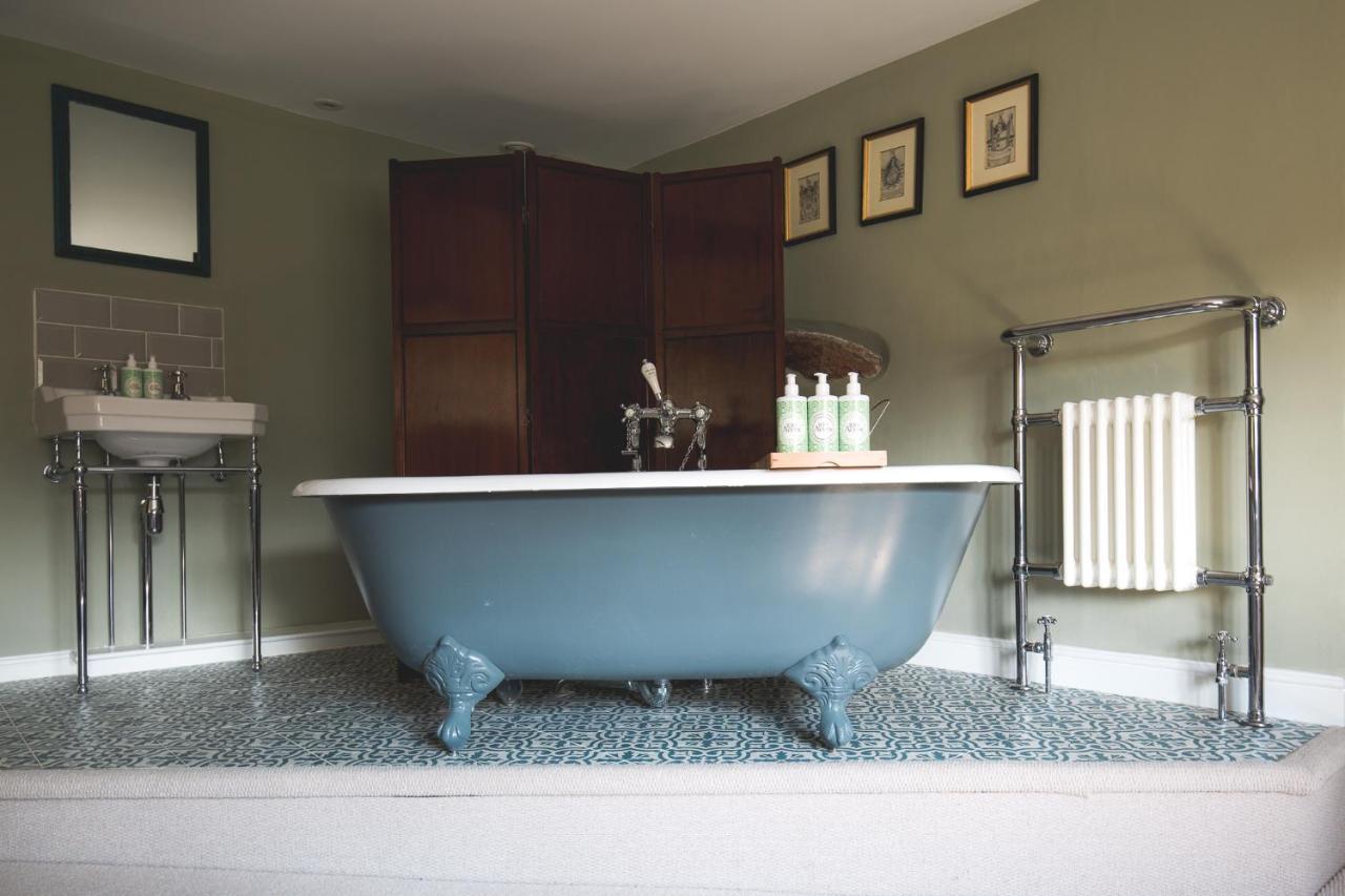 The George Inn Barford St Michael Eksteriør billede A freestanding bathtub