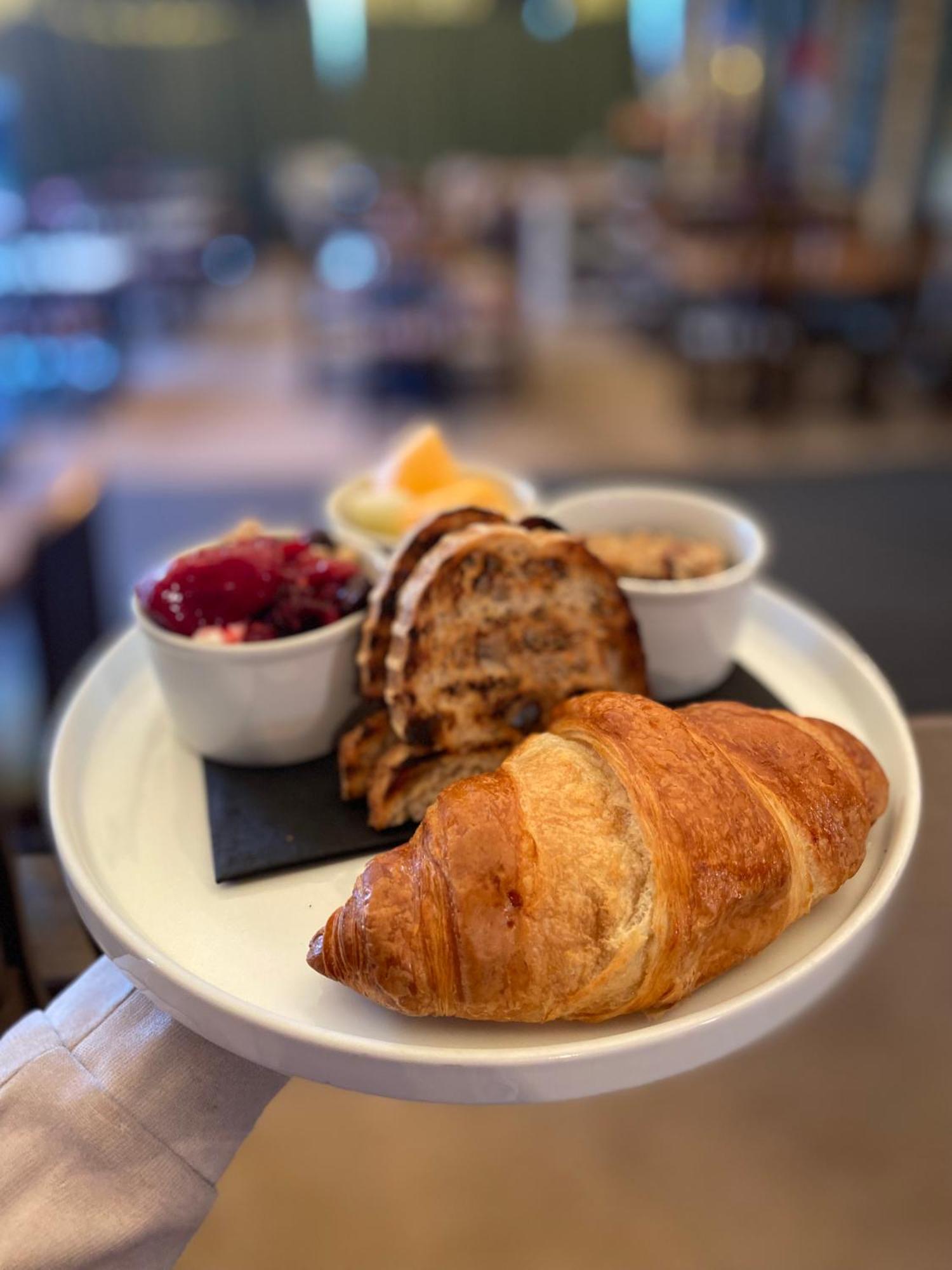 The George Inn Barford St Michael Eksteriør billede Croissant and jam